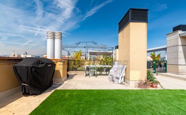 Ático dúplex reformado con terraza privada, aerotermia y parking en Barcelona