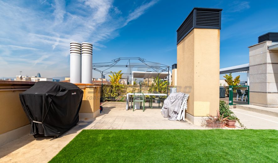 Ático dúplex reformado con terraza privada, aerotermia y parking en Barcelona