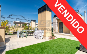 Ático dúplex reformado con terraza privada, aerotermia y parking en Barcelona