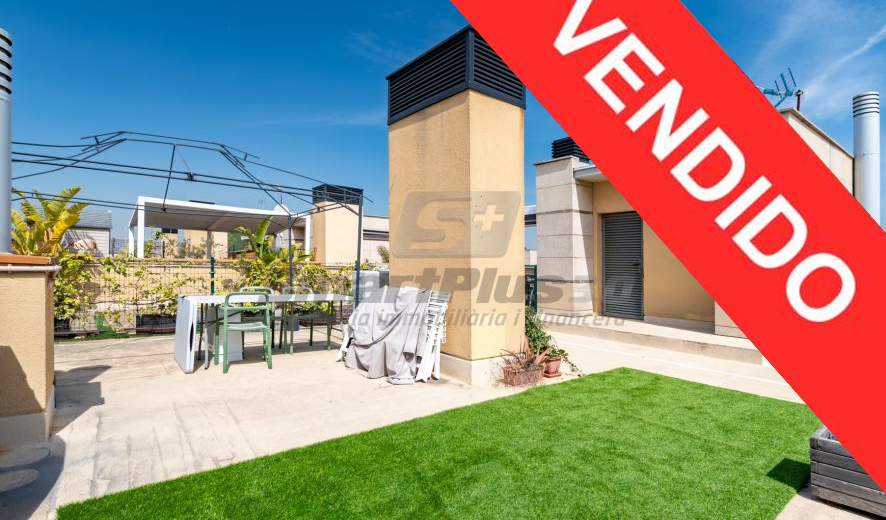 Ático dúplex reformado con terraza privada, aerotermia y parking en Barcelona